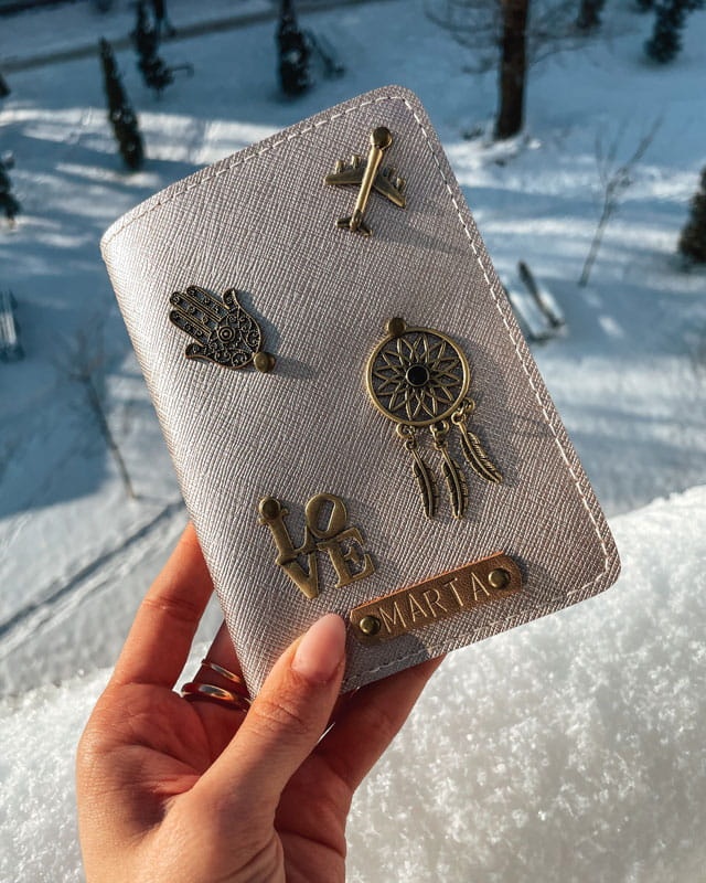 personalizowane etui na paszport z przypinkami srebrne szampański