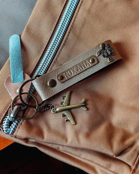 personalizowany brelok do kluczy, brelok palma imię, brelok z samolotem dla podróżnika