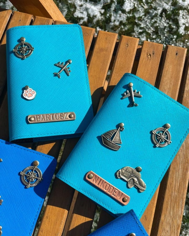 personalizowane etui na paszport, personalizowany pokrowiec na paszport, prezent dla podróżnika