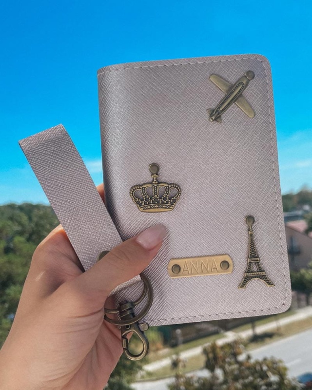 personalizowane etui na paszport z przypinkami srebrne szampański
