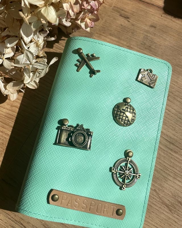 personalizowane etui na paszport z przypinkami mięta