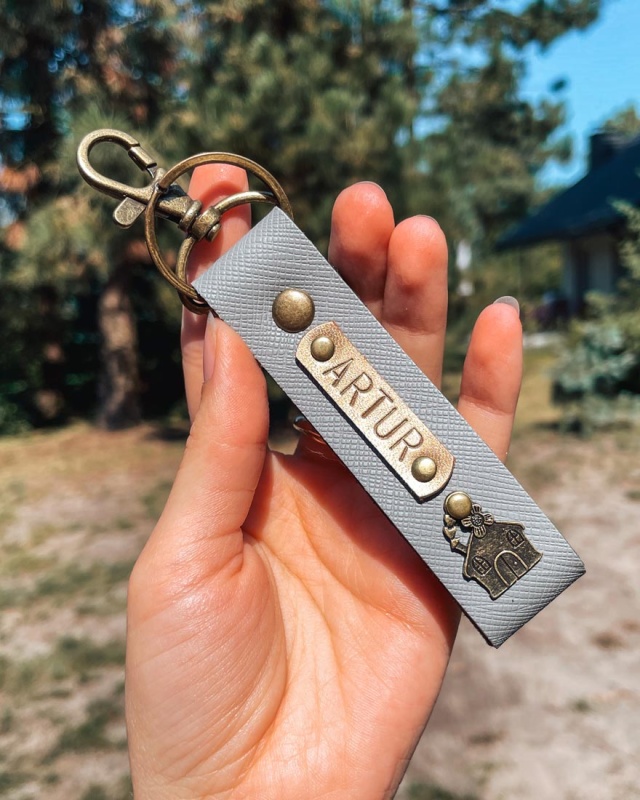 personalizowany brelok  z własnym napisem imieniem do kluczy dla niego