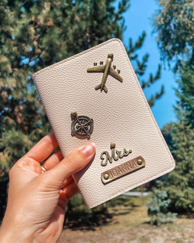 personalizowane etui na paszport okładka z przypinkami