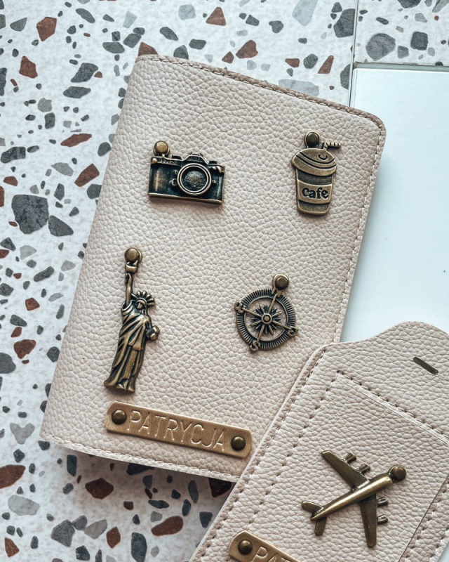 personalizowane etui na paszport okładka z przypinkami