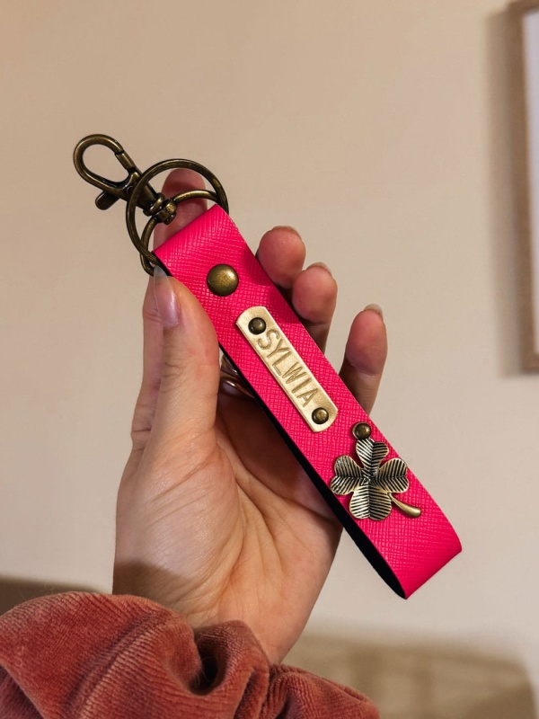 personalizowany brelok  z własnym napisem imieniem do kluczy dla niej