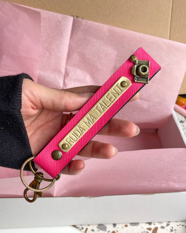 personalizowany brelok  z własnym napisem imieniem do kluczy dla niej
