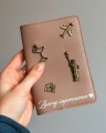 personalizowane etui na paszport z przypinkami, personalizowany pokrowiec na paszport