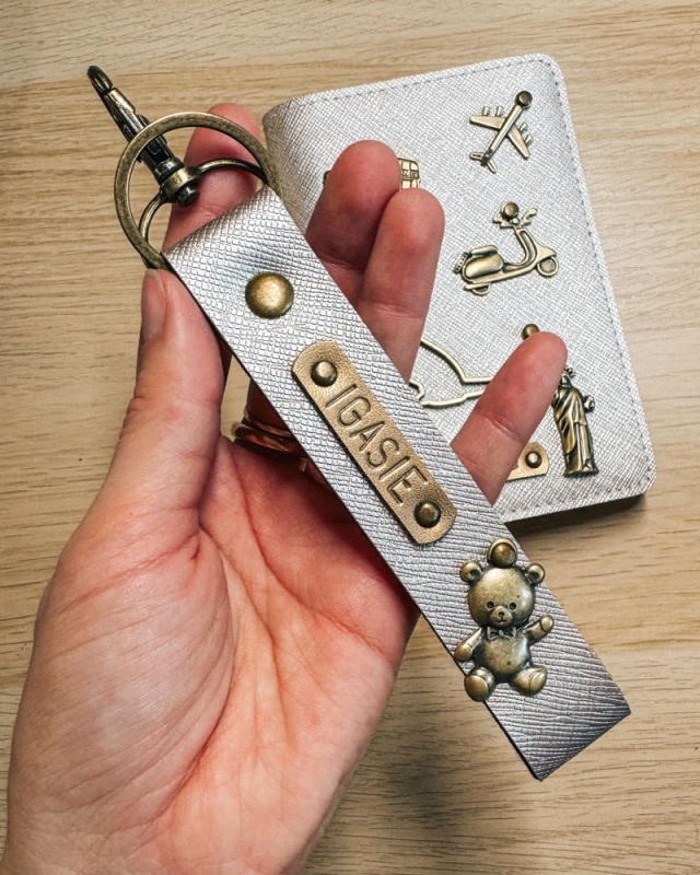 personalizowany brelok z własnym napisem z imieniem na szczęście do kluczy