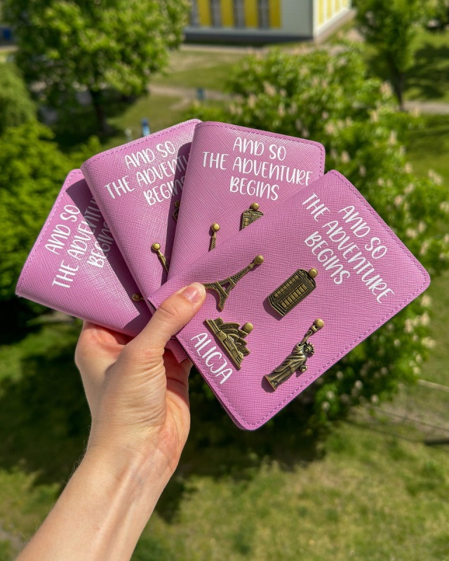 personalizowane etui na paszport z przypinkami, personalizowany pokrowiec na paszport, prezent dla podróżnika