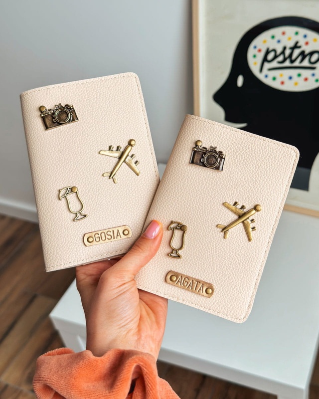 personalizowane etui na paszport z przypinkami, personalizowany pokrowiec na paszport