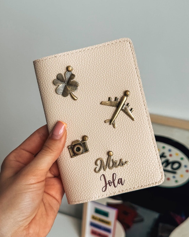 personalizowane etui na paszport okładka z przypinkami