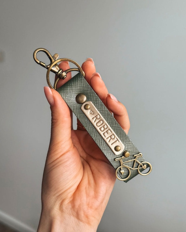 personalizowany brelok do kluczy, brelok z imieniem, brelok dla niej, różowy brelok personalizowany