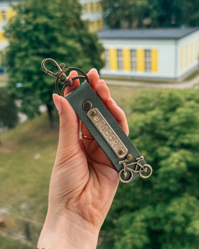 personalizowany brelok do kluczy, brelok z imieniem, brelok dla niej, różowy brelok personalizowany