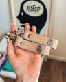 personalizowany brelok do kluczy, brelok z imieniem, brelok dla niej, różowy brelok personalizowany