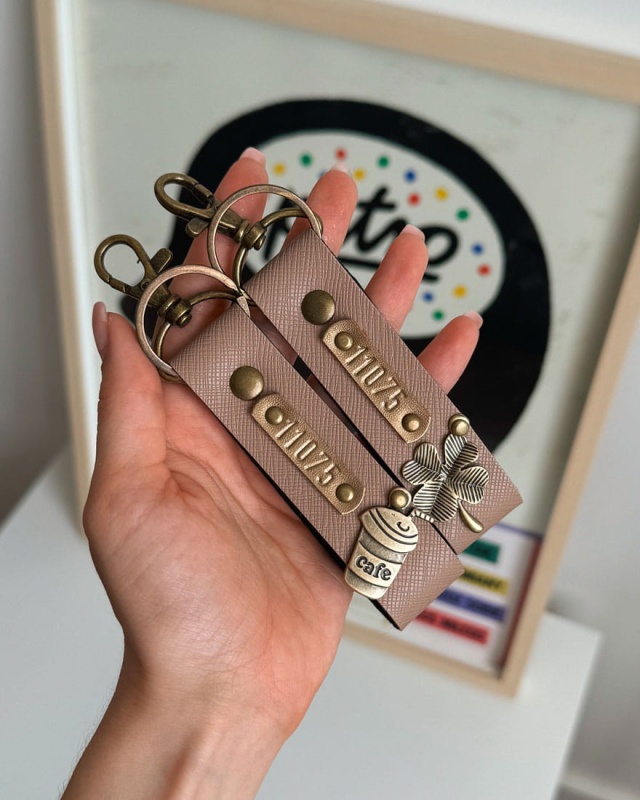 personalizowany brelok do kluczy, brelok z imieniem, brelok dla niej, różowy brelok personalizowany