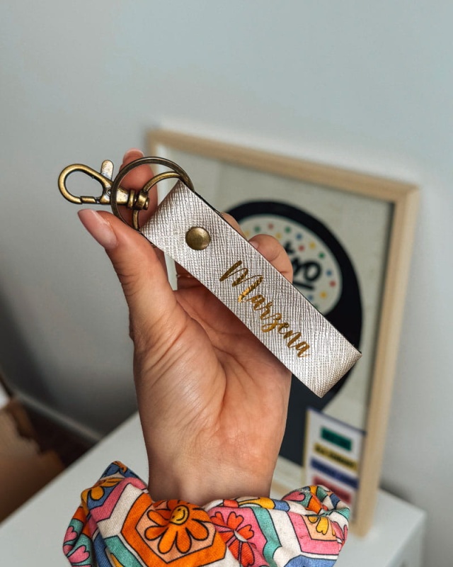 personalizowany brelok do kluczy, brelok z imieniem, brelok dla niej, różowy brelok personalizowany