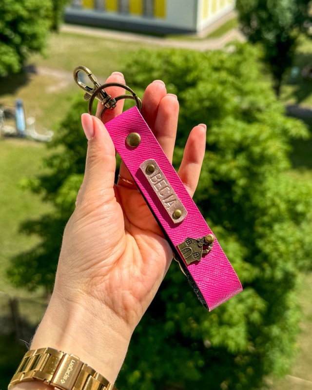 personalizowany brelok do kluczy, brelok z imieniem, brelok dla niej, różowy brelok personalizowany