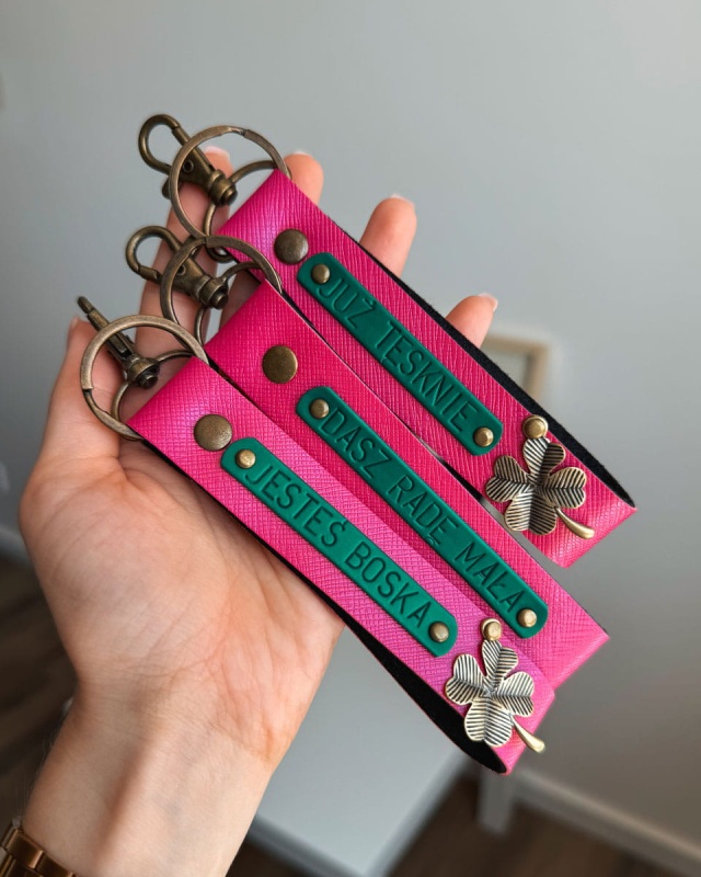 personalizowany brelok do kluczy, brelok z imieniem, brelok dla niej, różowy brelok personalizowany