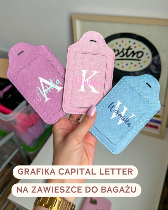 Personalizowana zawieszka do bagażu - grafika Capital Letter