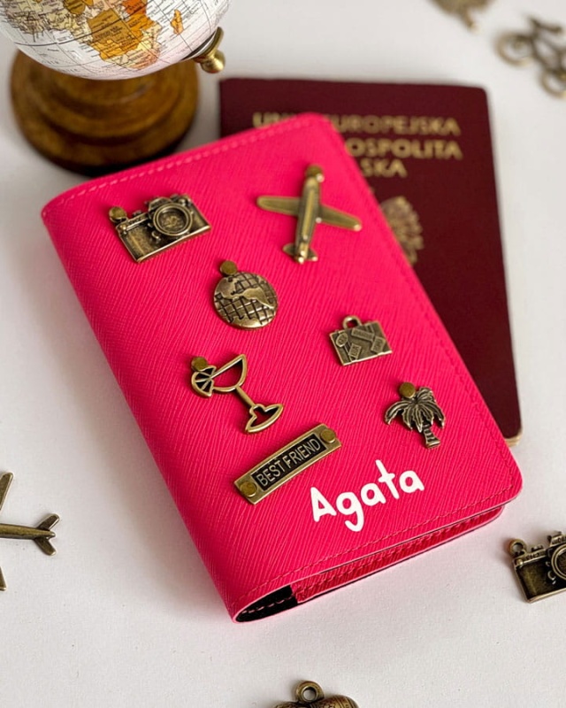 etui na paszport personalizowane malinowe z przypinkami imieniem