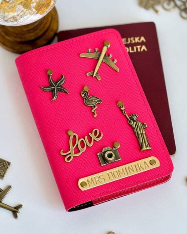 etui na paszport personalizowane malinowe z przypinkami imieniem