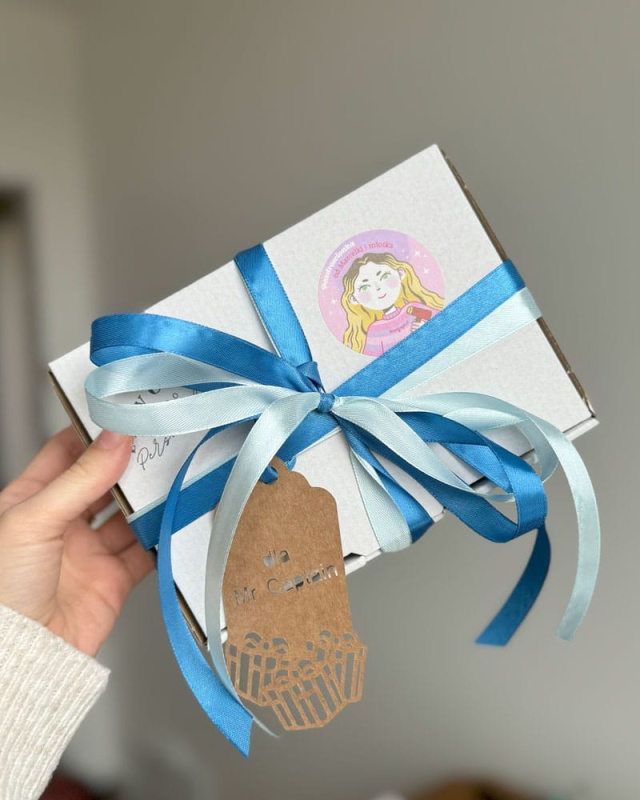 Pakowanie na prezent, pudełko prezentowe z personalizowanym bilecikiem