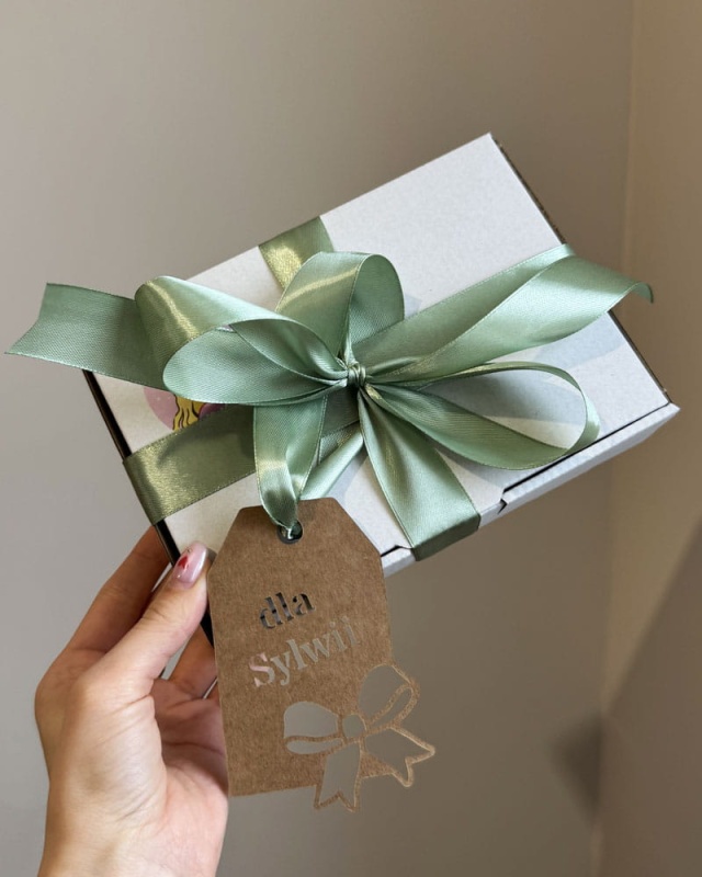 Pakowanie na prezent, pudełko prezentowe z personalizowanym bilecikiem
