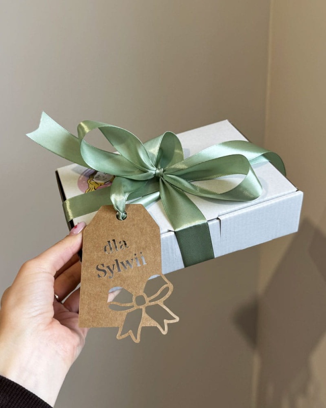 Pakowanie na prezent, pudełko prezentowe z personalizowanym bilecikiem