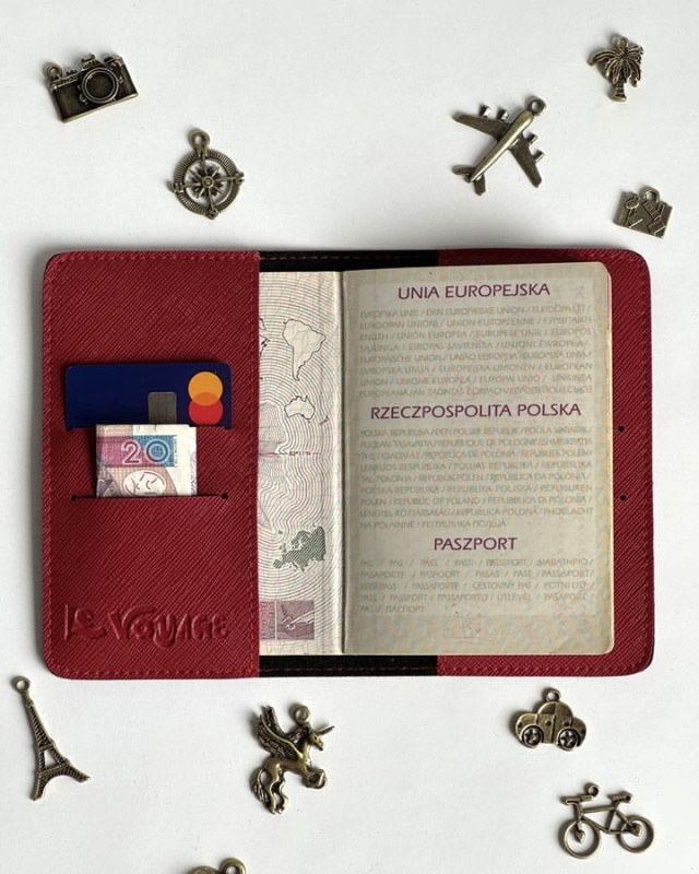 wnętrze etui na paszport z przypinkami