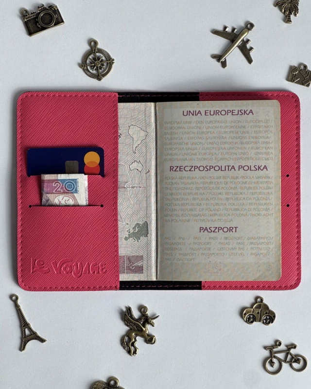 wnętrze etui na paszport z przypinkami